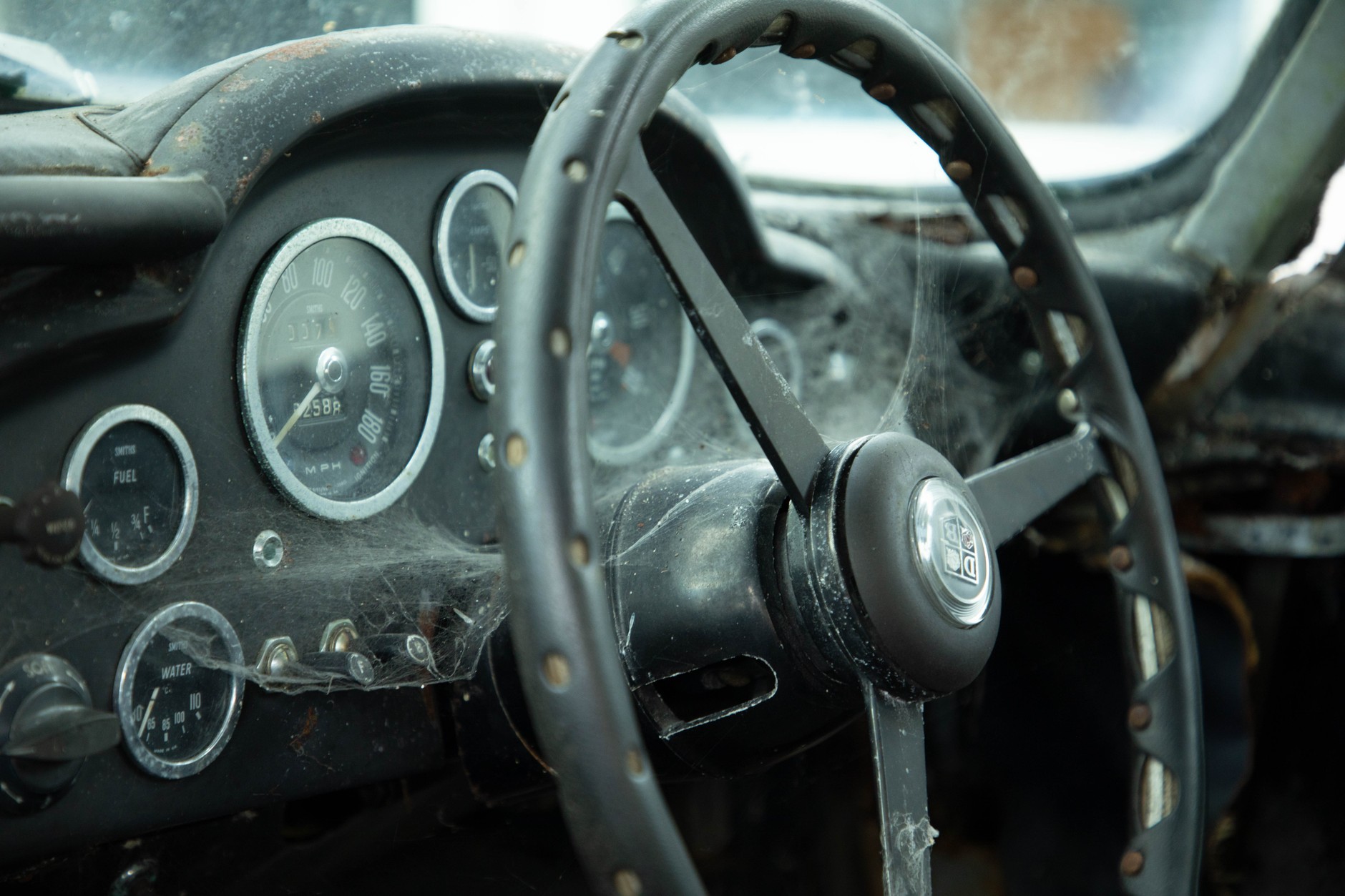 Aston Martin DB5 Vantage z 1965 r. wyremontowany po 45-letnim postoju na dworze