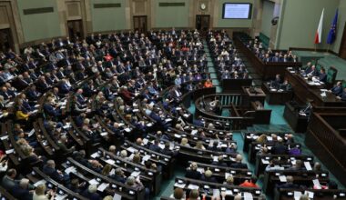 Burzliwy początek obrad Sejmu. Pojawiły się krzyki. "Precz z komuną"