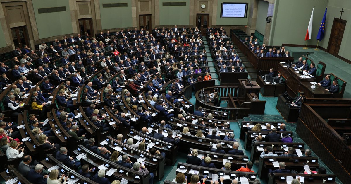 Burzliwy początek obrad Sejmu. Pojawiły się krzyki. "Precz z komuną"