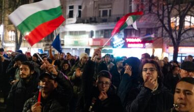 Bułgarzy zgromadzeni na proteście przed budynkiem sądu, Sofia, 18 grudnia 2025 r.