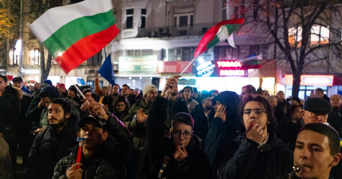 Bułgarzy zgromadzeni na proteście przed budynkiem sądu, Sofia, 18 grudnia 2025 r.
