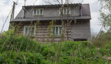 Opuszczony dom jak muzeum PRL-u. Niezwykłe odkrycie podczas spaceru po wsi
