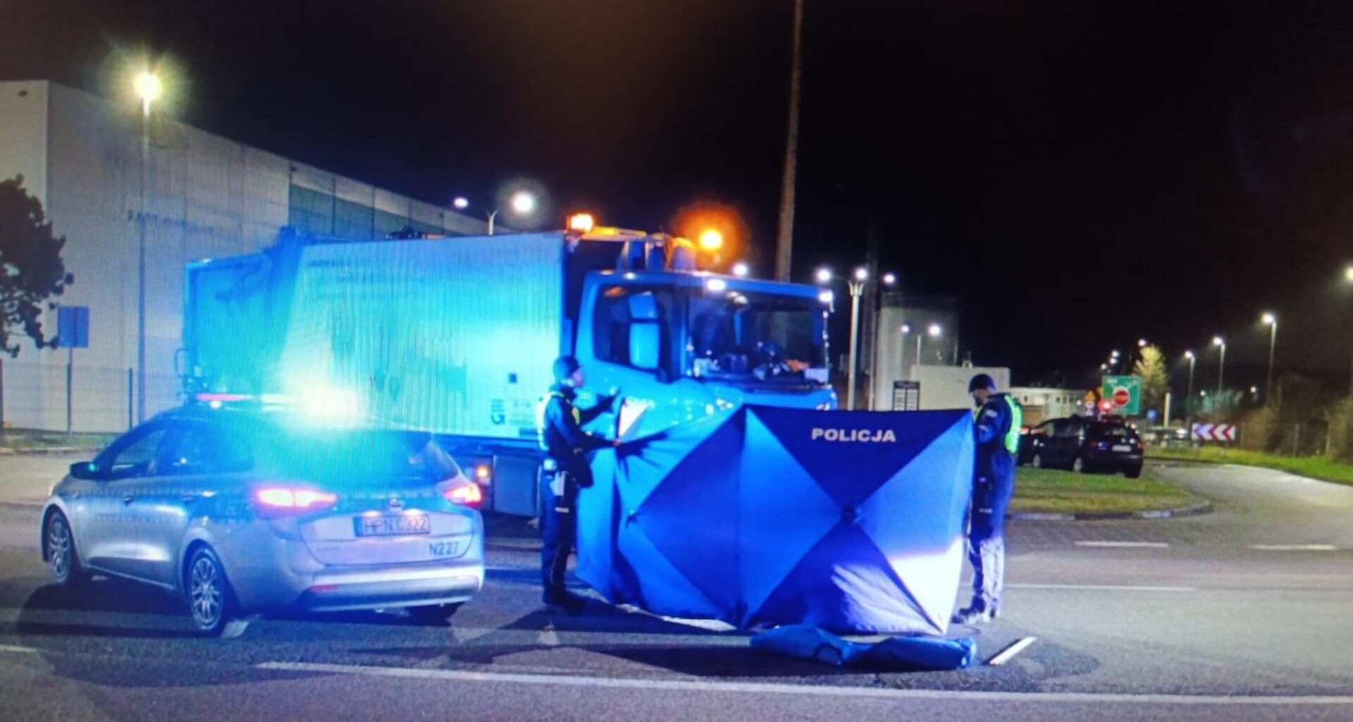 Rowerzysta zderzył się ze śmieciarką. 64-latek nie żyje, policja ujawniła szczegóły tragedii