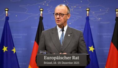 Kanclerz Niemiec Friedrich Merz podczas konferencji prasowej na szczycie UE