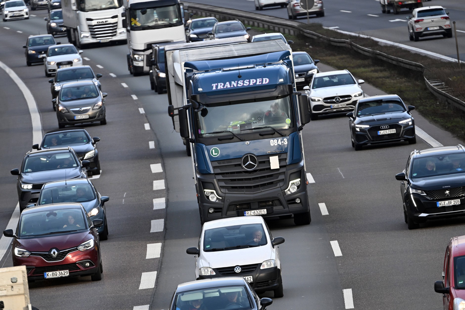 Samochody osobowe i ciężarowe na niemieckiej autostradzie A1, Kolonia, Niemcy, 24 grudnia 2024 r.