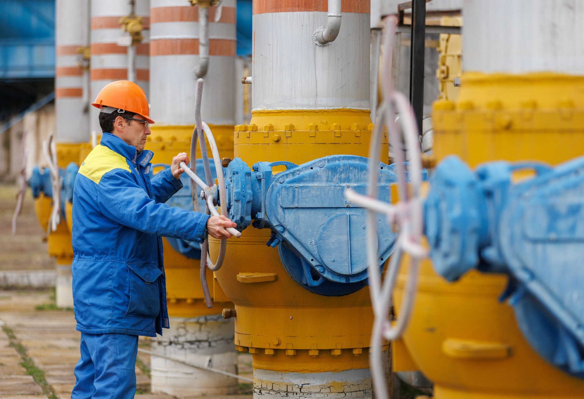 Pracownik stacji kompresorowej Tiraspoltransgaz po wznowieniu dostaw gazu do regionu po miesięcznej przerwie, region Naddniestrza, 4 lutego 2025 r.