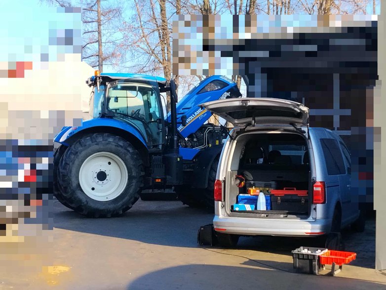 Policyjni technicy sprawdzają pochodzenie ciągnika rolniczego na jednym z placów na Podhalu