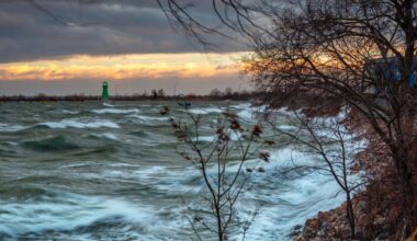 Alert RCB nad Bałtykiem. Przed wiatrem ostrzega także policja