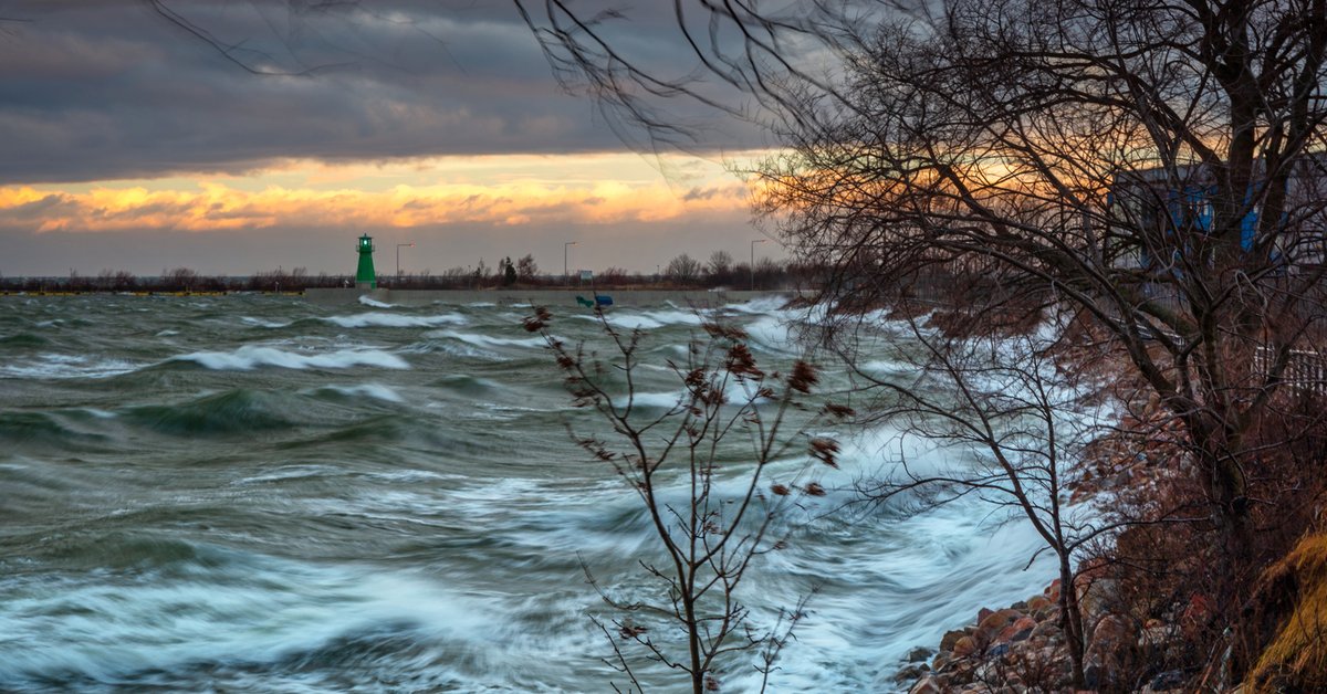 Alert RCB nad Bałtykiem. Przed wiatrem ostrzega także policja