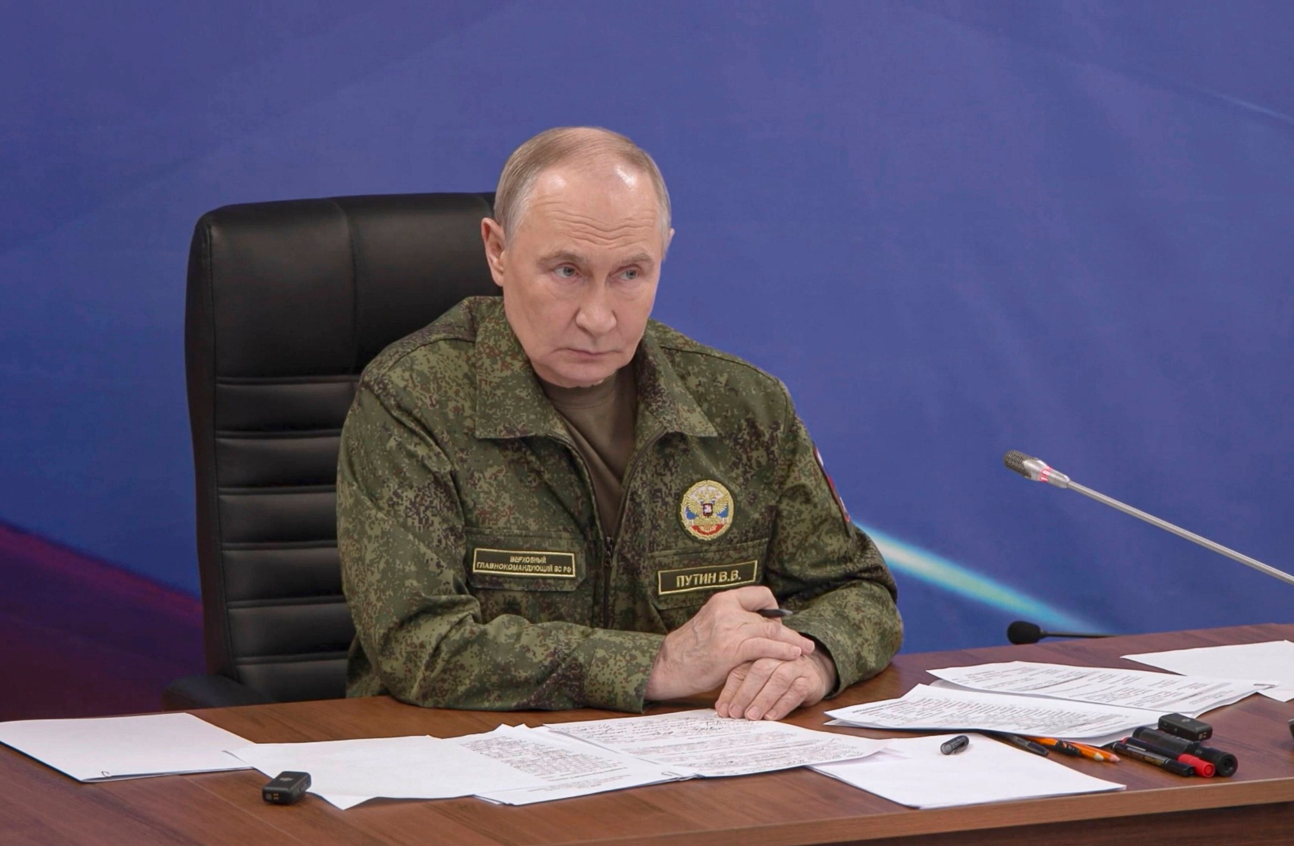 Zdjęcie pochodzące z filmu udostępnionego 27 grudnia 2025 r. przez Kremlin.ru przedstawia prezydenta Rosji Władimira Putina podczas wizyty w centrum dowodzenia armii rosyjskiej w nieujawnionym miejscu.