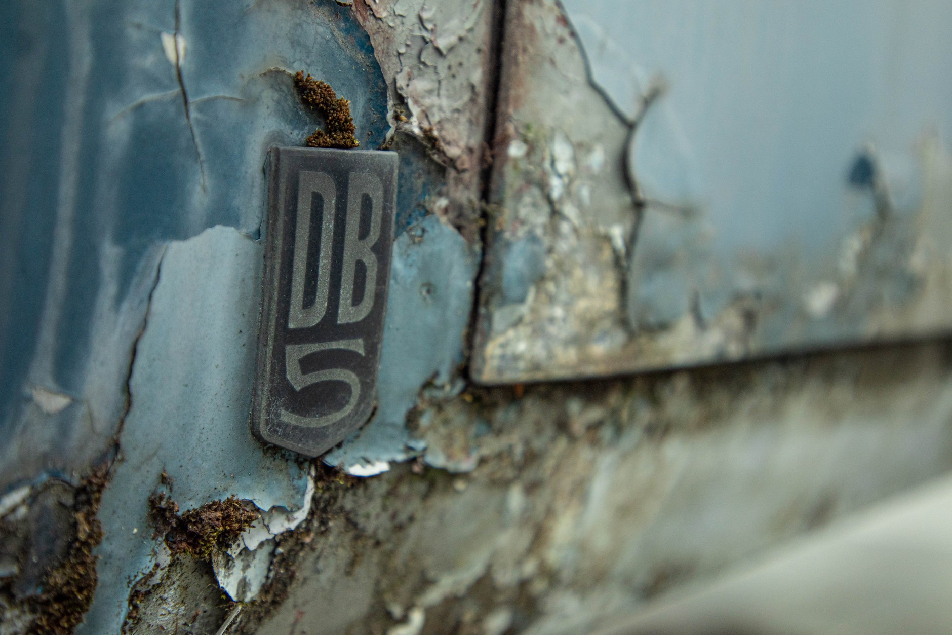 Aston Martin DB5 Vantage z 1965 r. wyremontowany po 45-letnim postoju na dworze