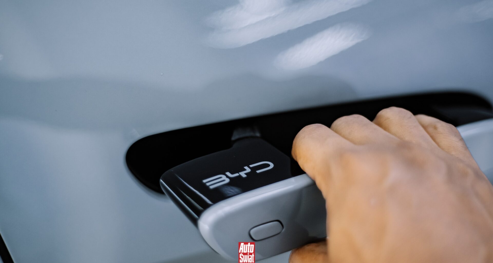 Chiny zakazują chowanych, sterowanych elektrycznie klamek w samochodach. W tle śmiertelne zagrożenie w razie wypadku