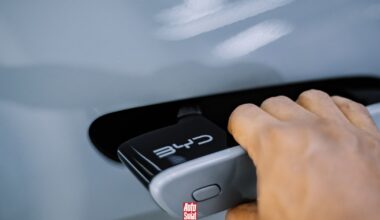 Chiny zakazują chowanych, sterowanych elektrycznie klamek w samochodach. W tle śmiertelne zagrożenie w razie wypadku