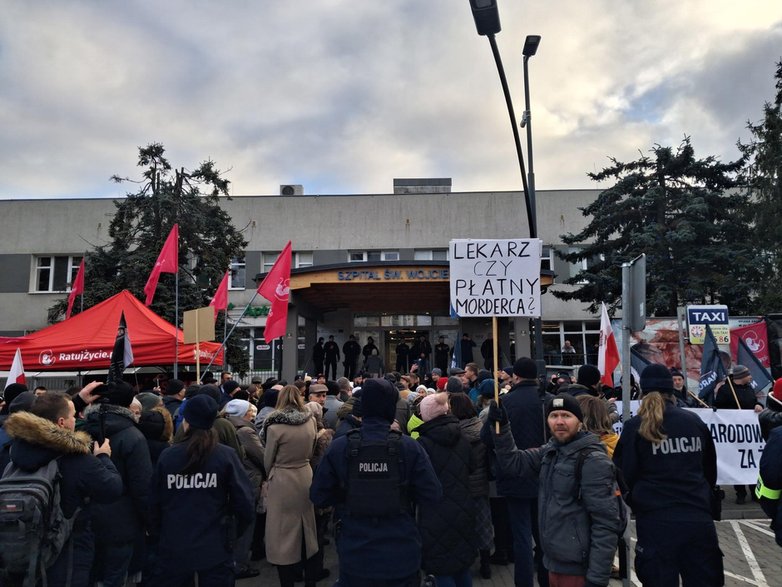 Gdańsk. Manifestacje pod szpitalem