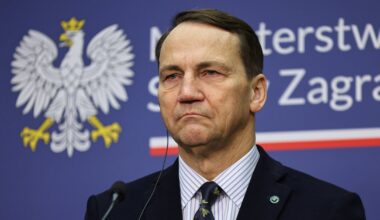 Atak na polski konsulat w Brukseli. Jest reakcja Radosława Sikorskiego - Onet