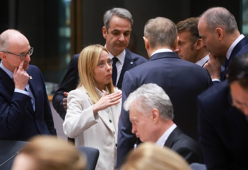 Od lewej: premier Luksemburga Luc Frieden, premier Włoch Giorgia Meloni, premier Grecji Kyriakos Mitsotakis, premier Polski Donald Tusk, prezydent Francji Emmanuel Macron i premier Irlandii Micheal Martin podczas szczytu Rady UE w Brukseli, Belgia, 18 grudnia 2025 r.