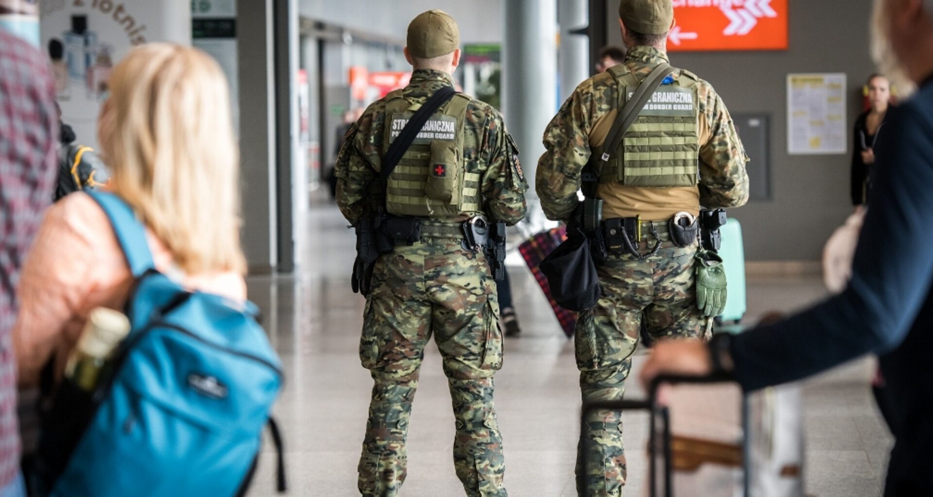 Funkcjonariusze Straży Granicznej podczas wykonywania czynności służbowych na lotnisku