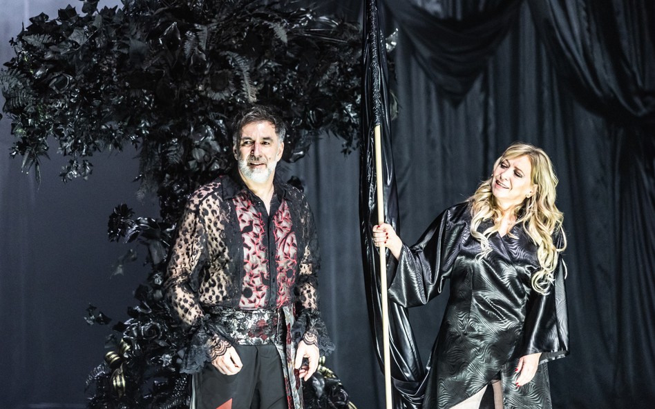 Radosław Krzyżowski i Dorota Segda w spektaklu "Zamach na Narodowy Stary Teatr", reż. Jakub Skrzywanek