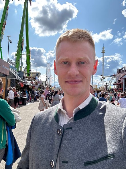 Vincent Helbig w stroju ludowym 