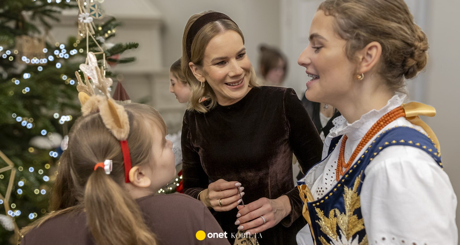 Marta Nawrocka na mikołajki. Postawiła na elegancką czerń