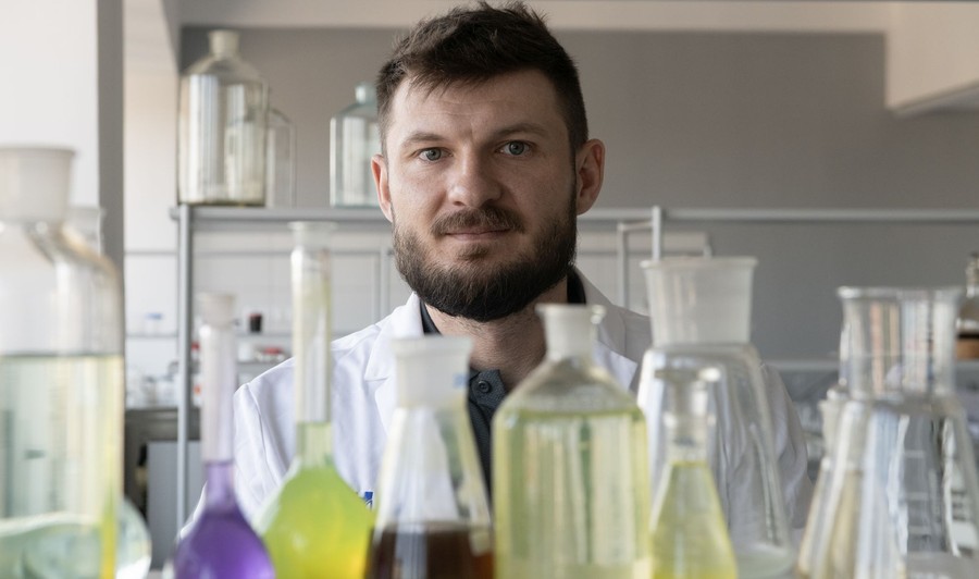 Na zdjęciu dr inż. Damian Kułaga, Wydział Inżynierii i Technologii Chemicznej Politechniki Krakowskiej 