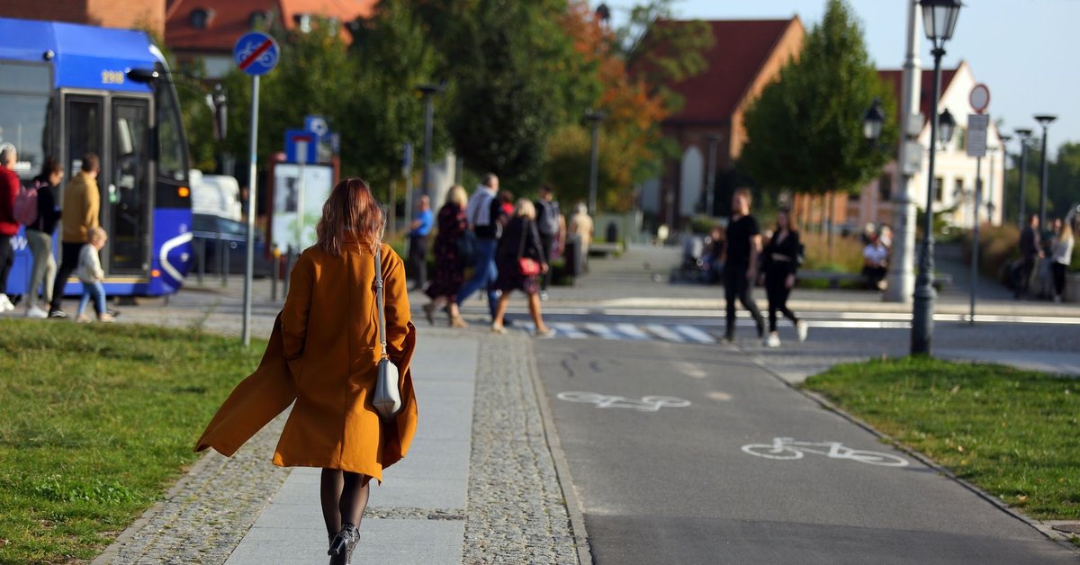 Kierowca wjechał na chodnik, potrącił pieszego, a winny... pieszy
