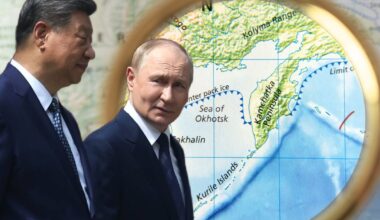 Kolaż zdjęć: z lewej prezydent Chin Xi Jinping i prezydent Rosji Władimir Putin podczas spotkania w Pekinie, Chiny, 2 września 2025 r. W tle mapa z widocznymi Wyspami Kurylskimi i Kamczatką