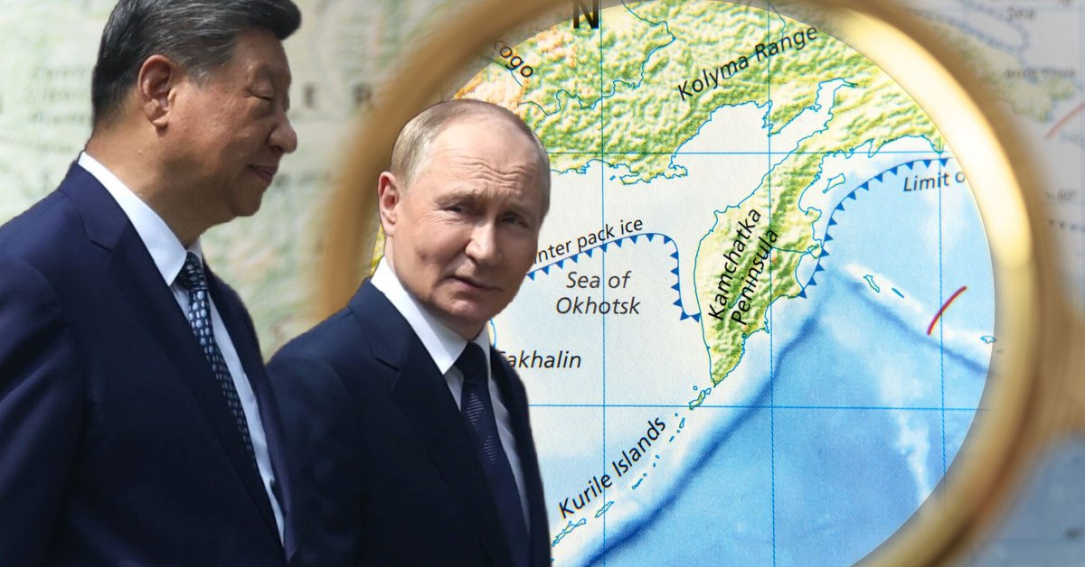 Kolaż zdjęć: z lewej prezydent Chin Xi Jinping i prezydent Rosji Władimir Putin podczas spotkania w Pekinie, Chiny, 2 września 2025 r. W tle mapa z widocznymi Wyspami Kurylskimi i Kamczatką