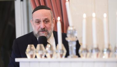 Naczelny rabin Polski Michael Schudrich podczas uroczystości zapalenia świec chanukowych w 2023 r.