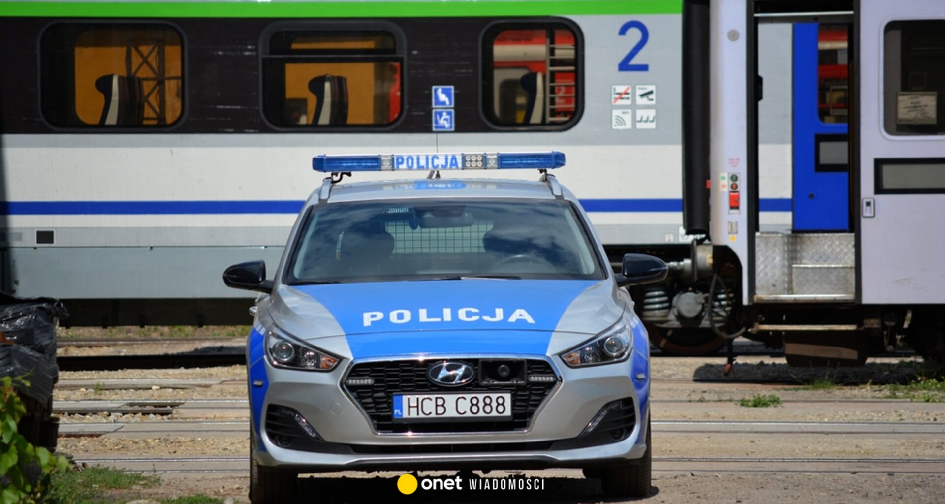 Dwa samochody stanęły przy torach. Na miejscu zaraz pojawiła się policja