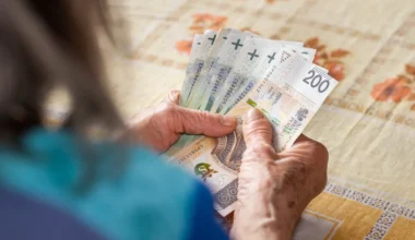 Od 500 do 1750 zł nowego świadczenia dla seniorów (i nie tylko), których miesięczny dochód za 2024 r. nie przekraczał kwoty 3 272,69 zł. Wnioski tylko do 15 grudnia 2025 r.