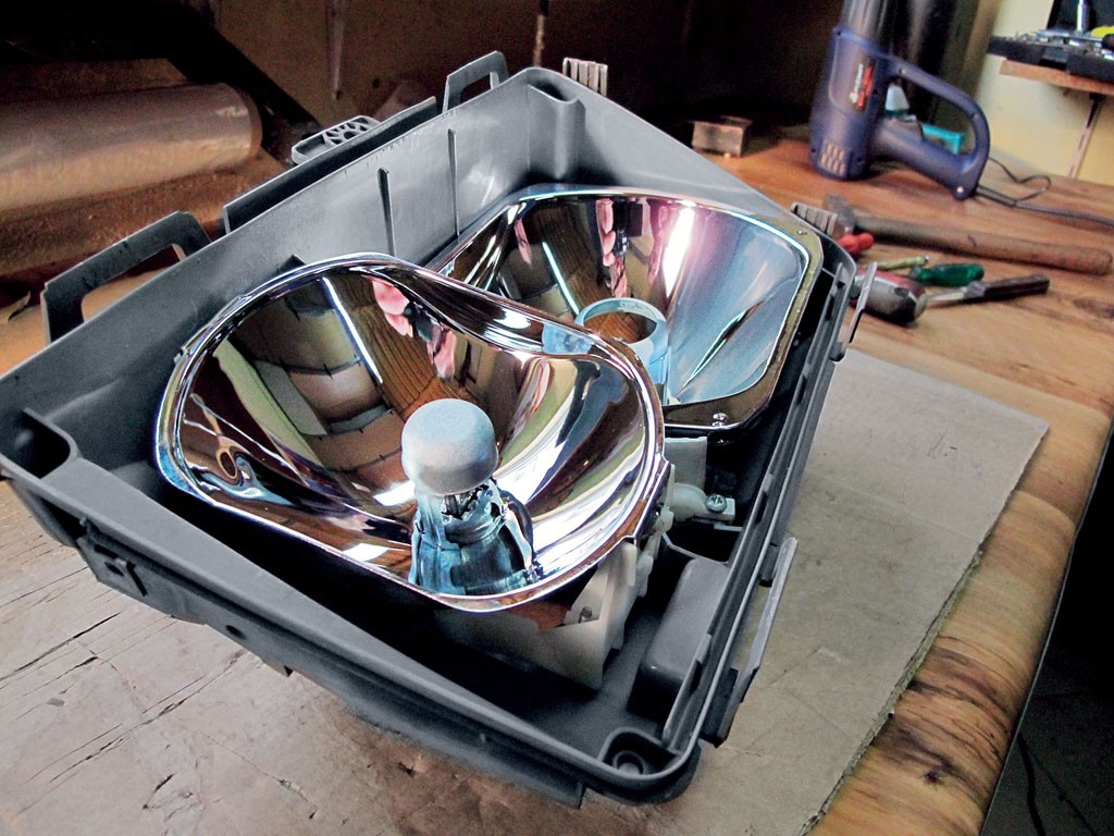 Zmatowiałe odbyśniki można było kiedyś wymienić – dziś producenci przewidują już tylko wymianę kompletnego reflektora.