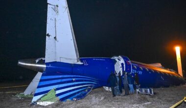 Usterzenie samolotu, w którym widnieją liczne otwory pochodzące od odłamków z wybuchu w pobliżu głowicy bojowej pocisku przeciwlotniczego.