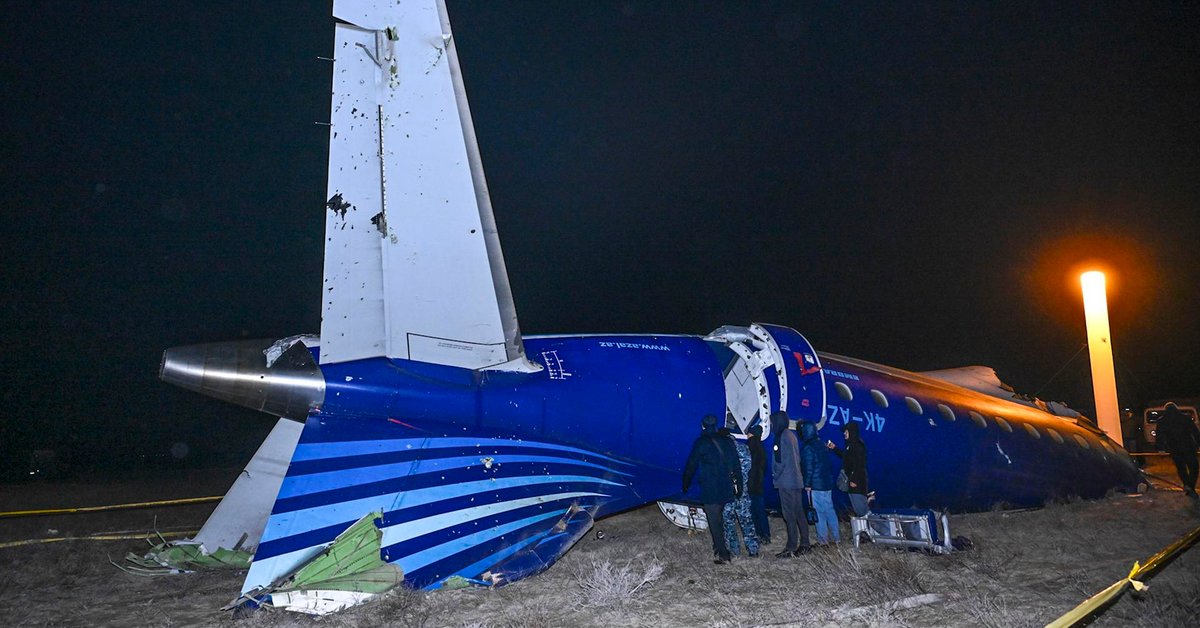 Usterzenie samolotu, w którym widnieją liczne otwory pochodzące od odłamków z wybuchu w pobliżu głowicy bojowej pocisku przeciwlotniczego.