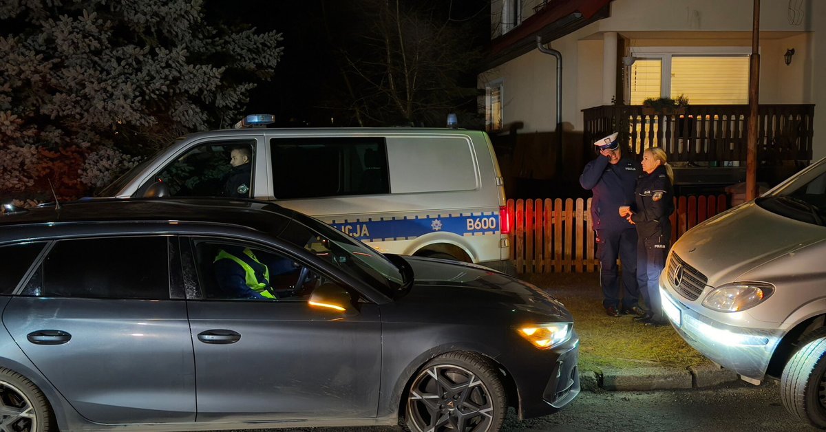 Znicze przed szkołą podstawową nr 10 w Jeleniej Górze