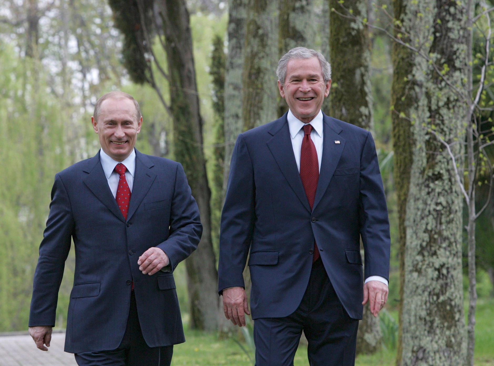 Władimir Putin, prezydent Rosji, i  George W. Bush, prezydent USA, na spacerze w Soczi, 6 kwietnia 2008 r.