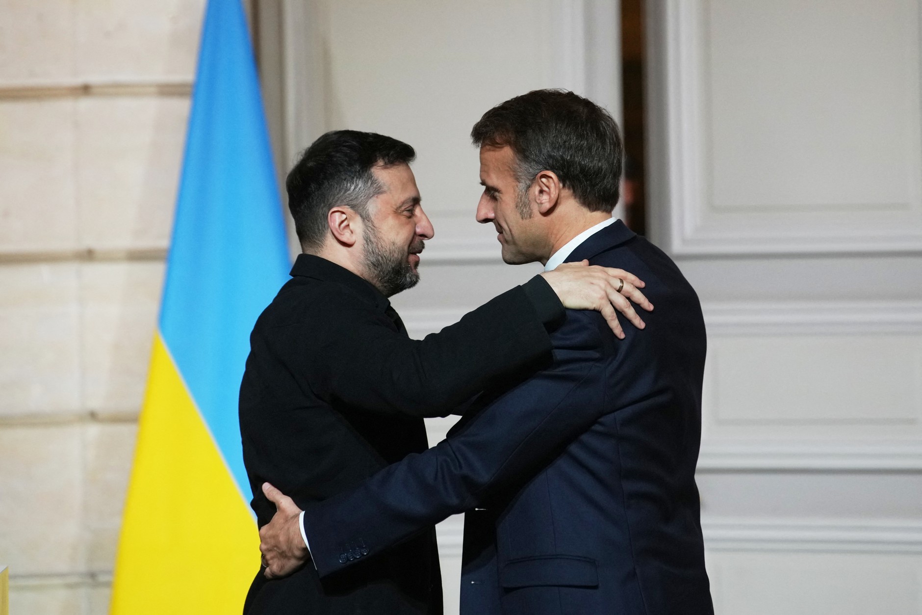 Wołodymyr Zełenski i Emmanuel Macron podczas spotkania w Paryżu, 1 grudnia 2025 r.