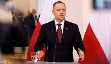 Brudna limuzyna dla Nawrockiego. Zjadliwy komentarz. "Przydacz z Boguckim mogliby wypolerować"