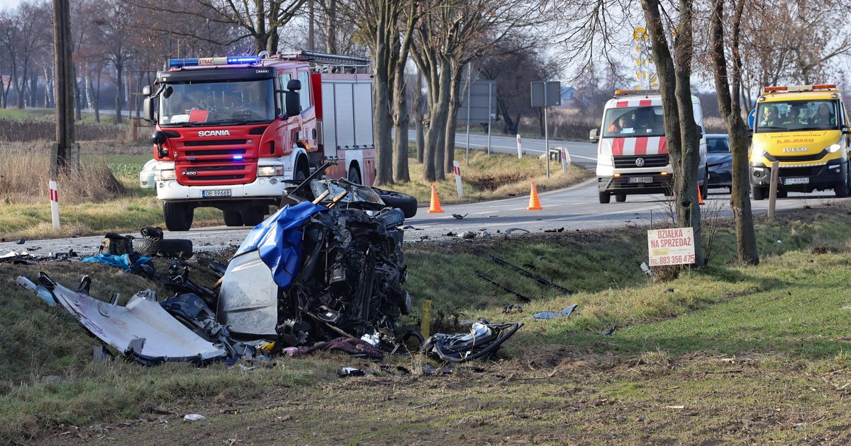 Zielęcice. Sześć ofiar wypadku. Podano dojmujące dane. "Są w drodze"
