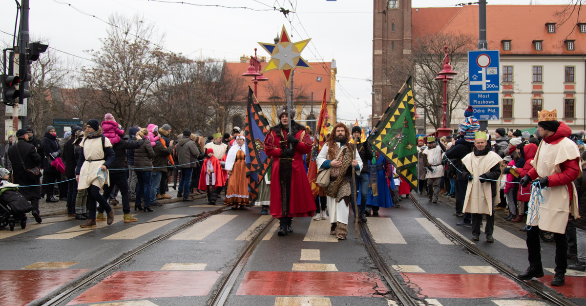 Zbyt dużo świąt: zniesienie dnia wolnego przypadającego 6 stycznia (Święto Trzech Króli), mogłoby pozytywnie wpłynąć na sytuację gospodarczą kraju. Co zdecyduje komisja?
