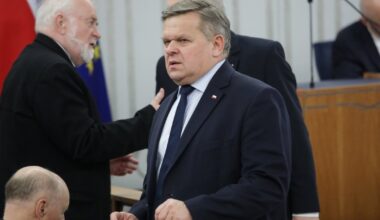 W sieci wrze po skandalicznym zachowaniu senatora PiS. "Za długie łapy"