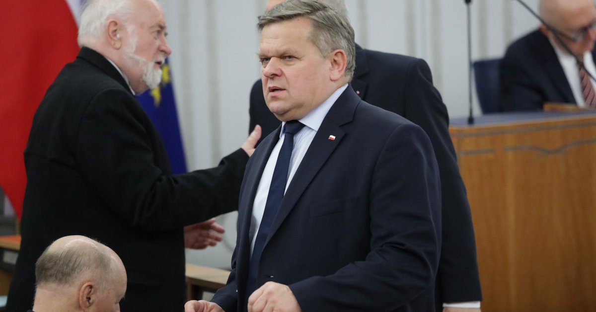 W sieci wrze po skandalicznym zachowaniu senatora PiS. "Za długie łapy"