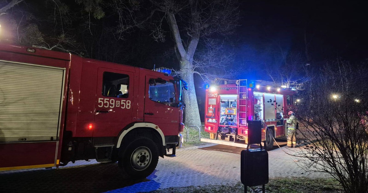 kobieta z dzieckiem wpadła do stawu. Trwa dramatyczna akcja ratunkowa