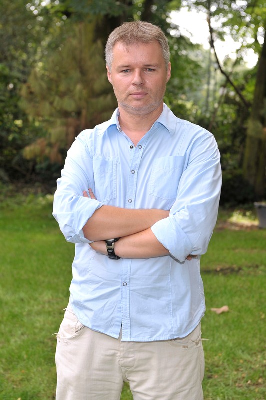 Piotr Wereśniak na konferencji prasowej serialu "Wszystko przed nami"