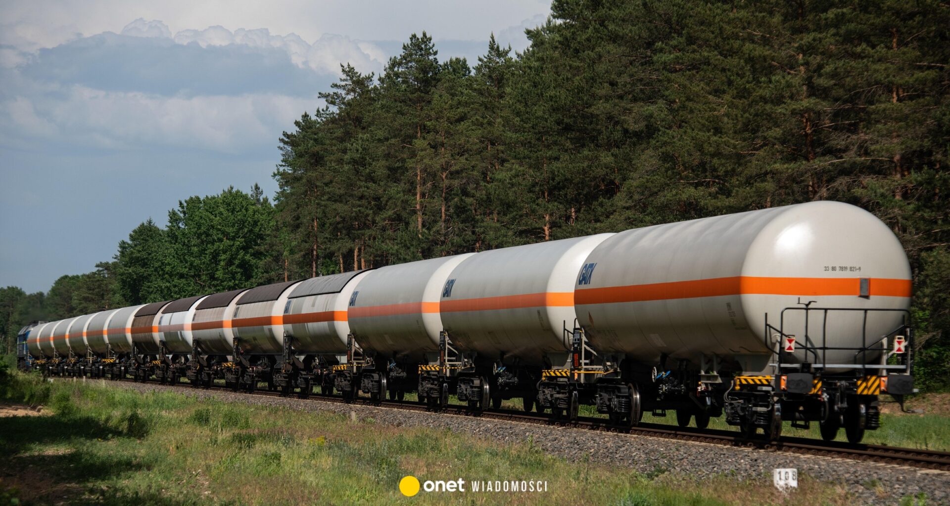 Cysterna z siarką zapaliła się na Mazowszu. Służby gaśnicze w akcji - Onet Wiadomości