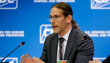 Retsef Levi, członek Komitetu Doradczego ds. Praktyk Szczepień, przemawia podczas posiedzenia w siedzibie Centrum Kontroli i Zapobiegania Chorobom (CDC). Atlanta, 5 grudnia 2025 r.