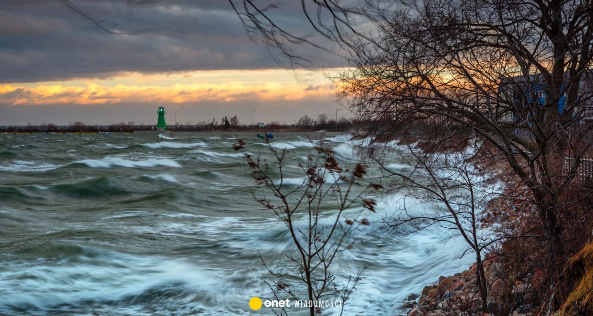 Alert RCB nad Bałtykiem. Przed wiatrem ostrzega także policja