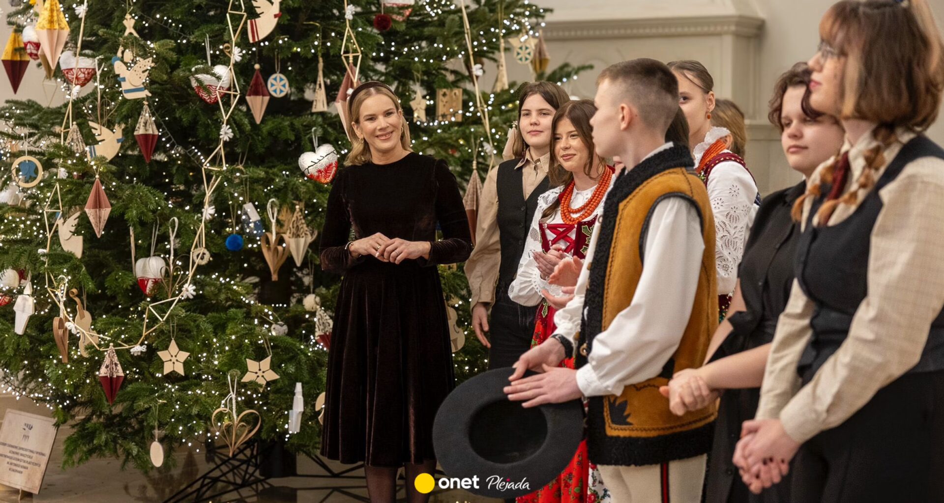 Marta Nawrocka udekorowała Pałac Prezydencki. Uwagę zwraca ozdoba świąteczna na głowie małej Kasi