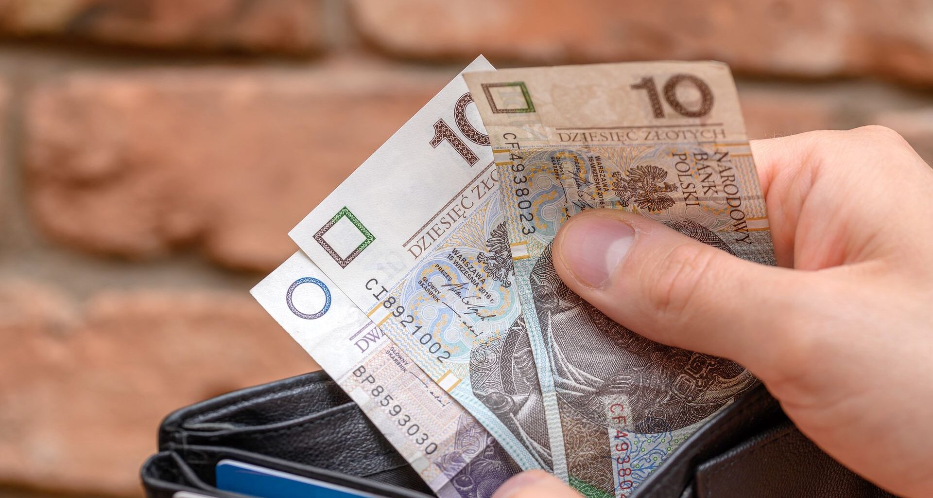 Polacy narażeni na scamy i piramidy finansowe? Wicepremier o skutkach głośnego weta