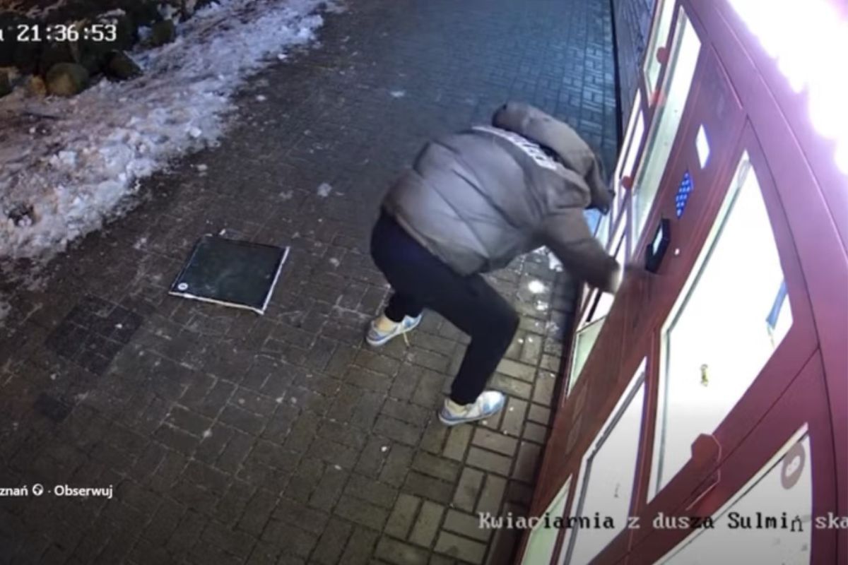 Była 1.24 w nocy. Taki widok na rondzie. Zdjęcie z Wągrowca